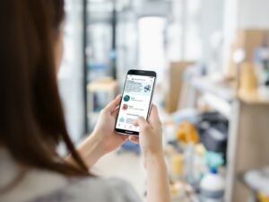 Schoonmaker bekijkt Let's rethink cleaning-tips op haar smartphone.